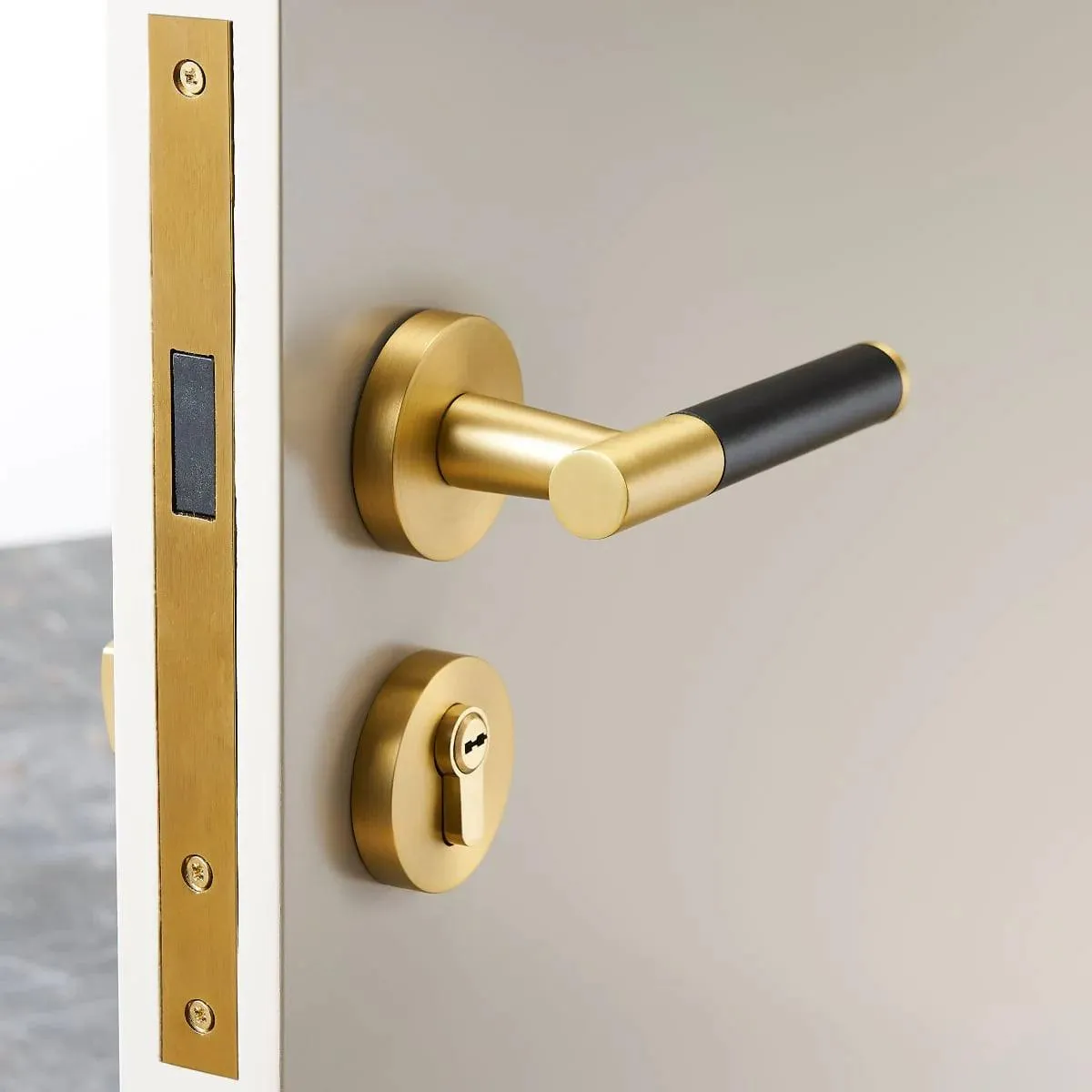 AMINTA / Solid Brass & Leather Lever Door Handles