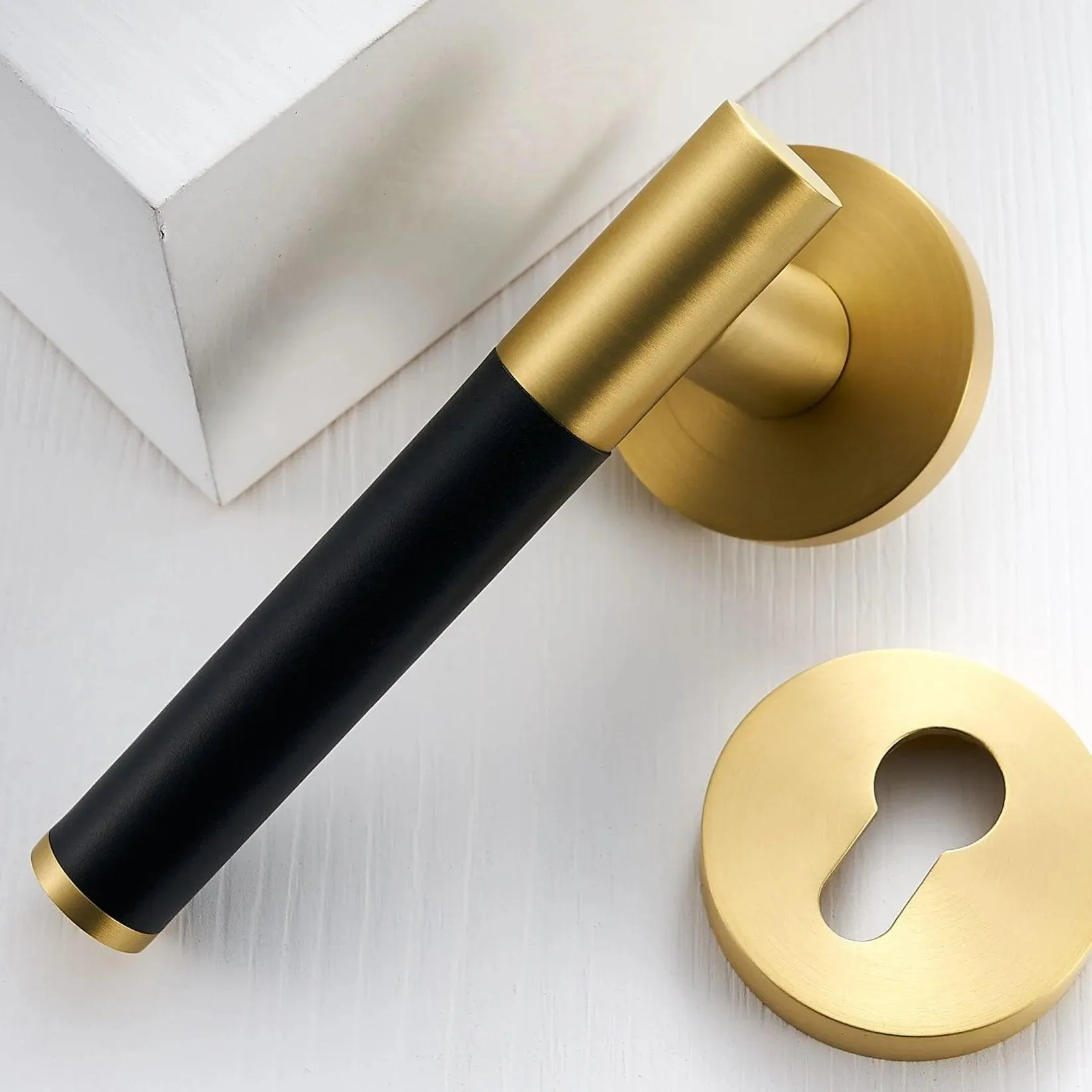 AMINTA / Solid Brass & Leather Lever Door Handles